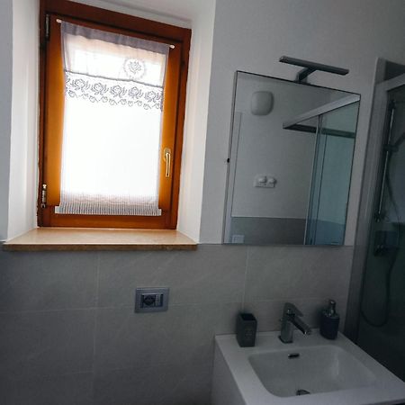 Casa Lisetta, 3-Room Apartment With Lake View Torri Del Benaco Dış mekan fotoğraf